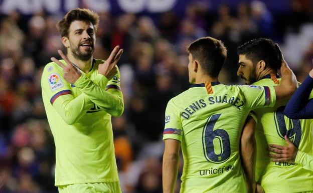 Gerard Piqué celebra su gol al Levante.