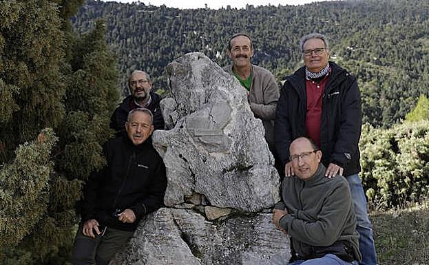 Imagen principal - Los cuatro directores conservadores y el coordinador del plan de recuperación del pinsapo, en el mirador de Luis Ceballos. Abajo, la bruma cubre la Sierra de las Nieves y crea la atmósfera con la cantidad de humedad necesaria para el correcto desarrollo de los pinsapos. Al mismo tiempo, el manto aporta el ambiente mágico en el que discurre buena parte de la visita para aquellos que se adentran en la frondosidad del bosque de abetos milenarios. Y varias especies de setas. 