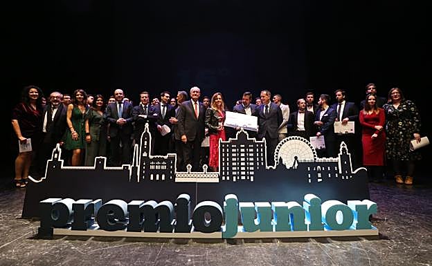 Foto de familia de premiados y organizadores 