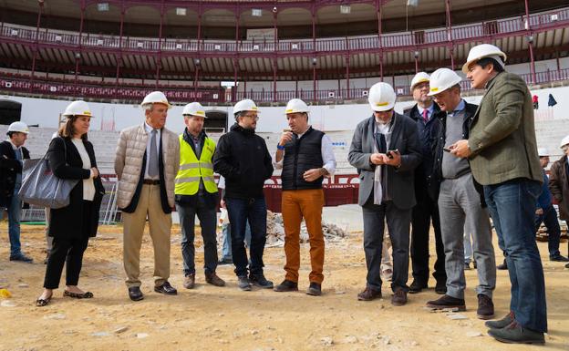 El presidente, diputados y técnicos, durante la visita a las obras en la plaza de toros. 