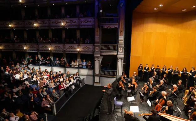 Los coralistas se unen desde el patio de butacas a la Orquesta del Siglo XVIII y a Cappella Amsterdam. 