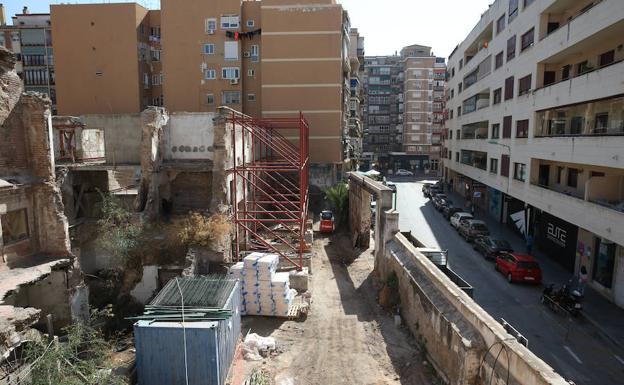 El edificio sobre el que actuará el IMV está sostenido por andamios. 