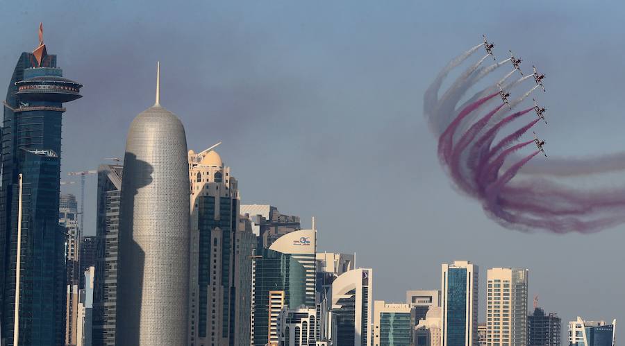 Las mejores imágenes del desfile militar y los fuegos artificiales que tuvieron lugar en Doha, la capital
