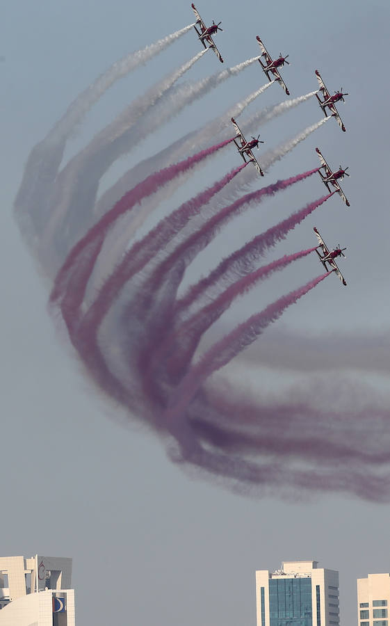 Las mejores imágenes del desfile militar y los fuegos artificiales que tuvieron lugar en Doha, la capital