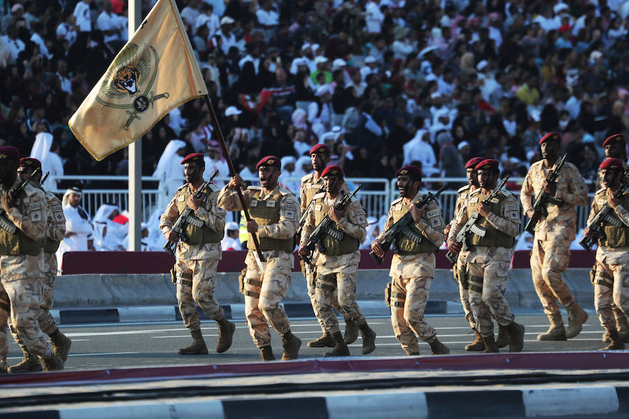 Las mejores imágenes del desfile militar y los fuegos artificiales que tuvieron lugar en Doha, la capital