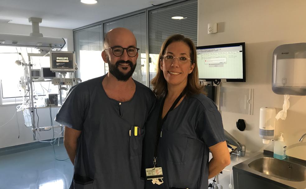 Antonio Morales y Cristina Arcos, ayer, en el área de cuidados intensivos del Materno Infantil. 