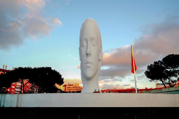 Dos imágenes de 'Julia', la creación de Jaume Plesa para la madrileña plaza de Colón. :: efe
