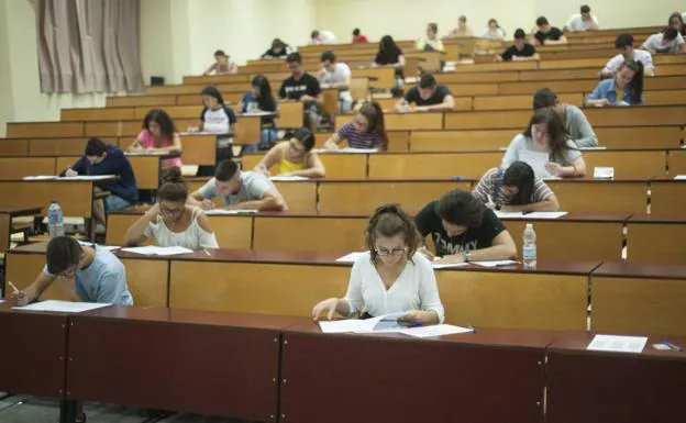 Alumnos en el examen de Selectividad en Málaga, en una imagen de archivo.