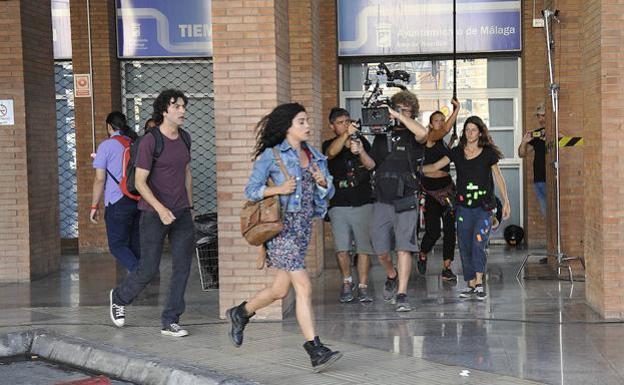 Javier Rey y María León, ayer durante el rodaje de 'Sin fin' en la estación de autobuses de Málaga. 