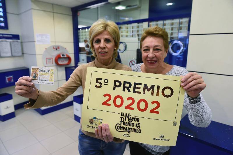 Alicia (en la imagen) y Rosa, dueñas de la administración 202 de Madrid, en la calle Francos Rodríguez, han vendido décimos del 20202, premiado con uno de los quintos premios dotados con 60.000 euros a la serie, en el Sorteo de la Lotería de Navidad, del que también jugaban un décimo.