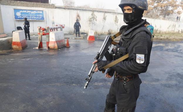 Un soldado afgano hace guardia frente a la puerta de un edificio gubernamental un día después de un complejo ataque suicida en Kabul.