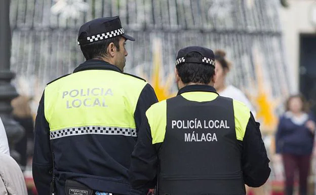 Imagen de archivo de dos policías locales velando por la seguridad en plena Navidad.