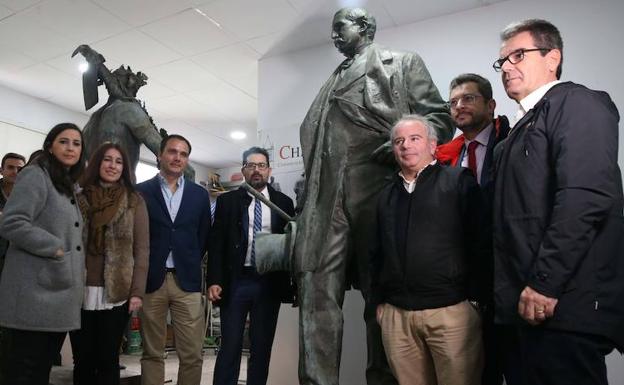 Imagen principal - Francisco Pomares, Rafael Ruiz de la Linde, José Cardador y Javier Pérez de la Fuente, entre otros, junto a las piezas. Abajo, en la peana de la Alegoría delTrabajo figura el nombre de la empresa que la fundió. Detalle de la limpieza realizada en el rostro del marqués.