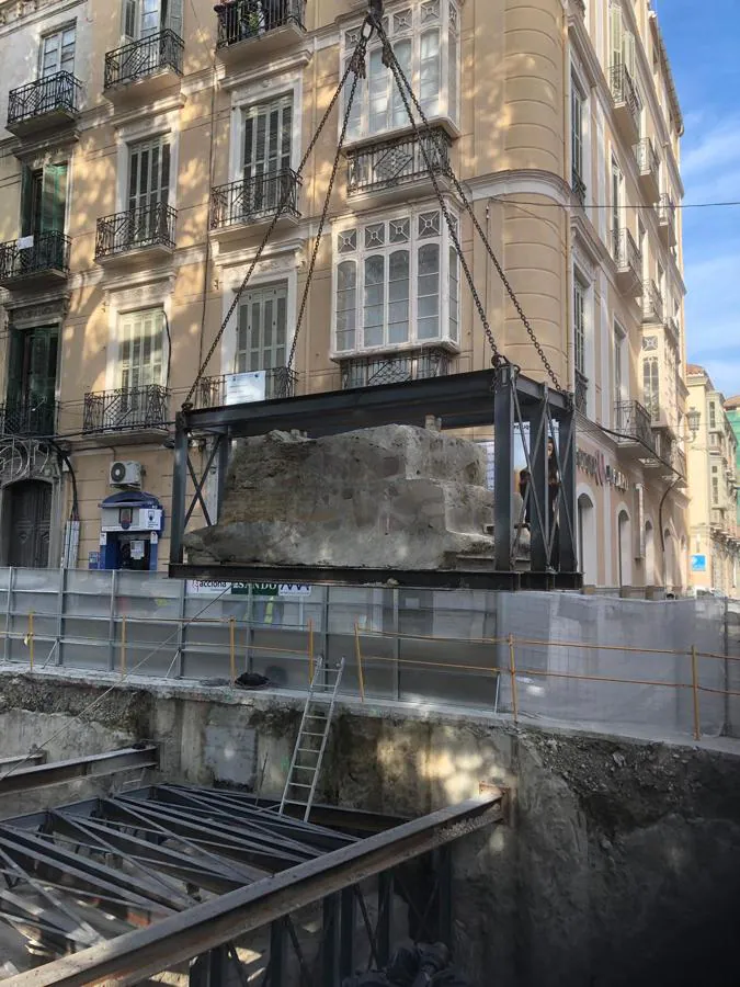 Las obras del metro en la Alameda avanzan y se ha llevado a cabo la segunda fase del traslado de los restos arqueológicos aparecidos durante las excavaciones para el túnel del metro. Se ha procedido a retirar parte del muro oeste del antiguo fuerte o castillo de San Lorenzo, que fue ordenado levantar por Carlos II pero que se abandonó un siglo más tarde para abrir la actual Alameda.