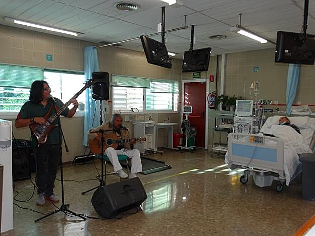 Un momento del concierto ofrecido en la unidad de diálisis del hospital.