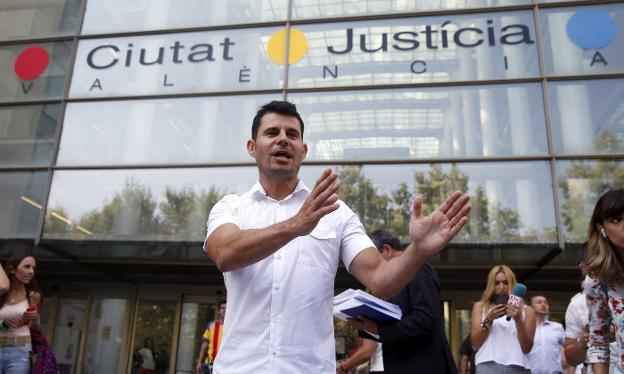 Javier Sánchez, en una rueda de prensa improvisada frente al Palacio de Justicia de Valencia. 