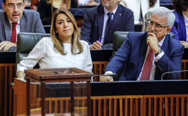 Susana Díaz, en su asiento de presidenta, junto al vicepresidente en funciones, Jiménez Barrios.