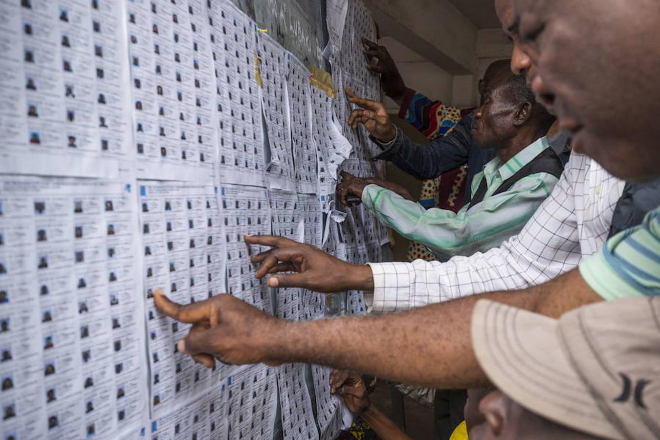 La República Democrática del Congo celebra este domingo unas elecciones históricas para elegir al sucesor del presidente Joseph Kabila, entre retrasos, esperanza de cambio y miedo a más violencia.