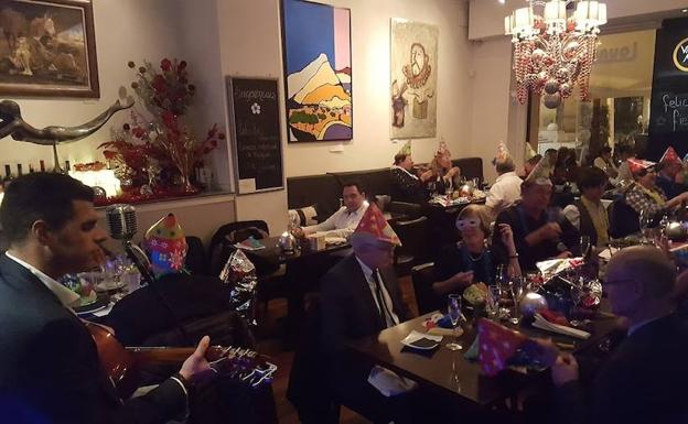 Imagen principal - Fiesta de Nochevieja en uno de los restaurantes del Centro. Miles de personas se tomarán las uvas en la Constitución. Las comidas de grupos han sido una constante durante toda la Navidad. 