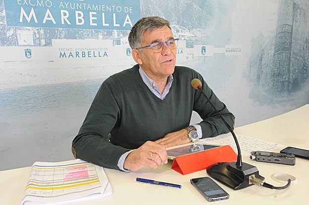 Javier García, ayer, en la rueda de prensa posterior a la Junta de Gobierno, en el Ayuntamiento. :: j.-lanza