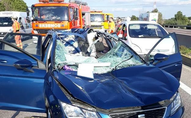 Vehículo golpeado por la rueda de un camión.