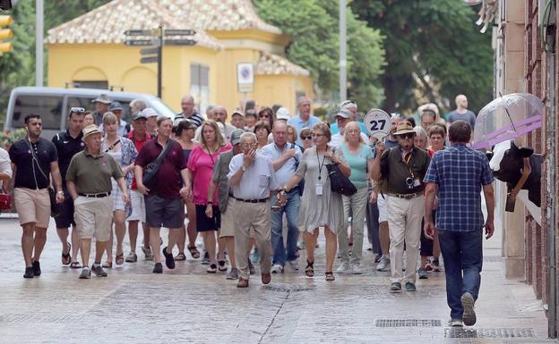 Grupo de turistas descubren el Centro Histórico de Málaga. 