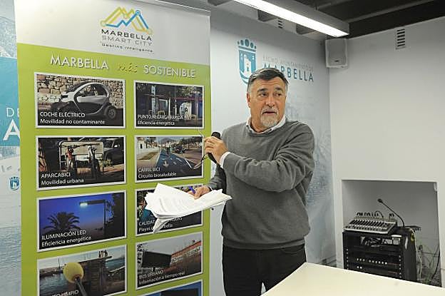 El concejal de Recursos Humanos, ayer, en la sala de prensa del Ayuntamiento de Marbella. :: josele-lanza