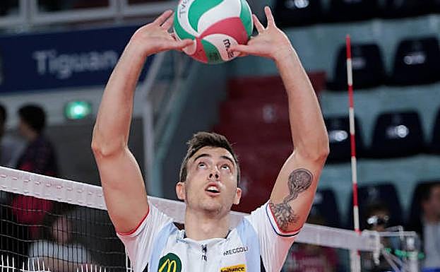 Trinidad, colocando un balón en su actual equipo, el Tours de la primera categoría francesa. 