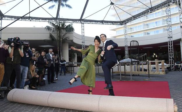 Sandra Oh y Andy Samberg despliegan la alfombra.