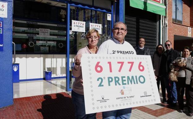 Carmen González y Salvador López Sánchez, ayer, delante de la administración.