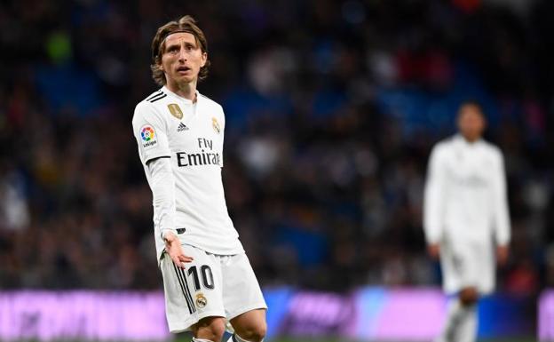 Luka Modric se lamenta durante el partido ante la Real. 