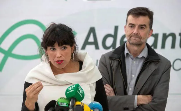 Teresa Rodríguez, y Antonio Maíllo comparecen en rueda de prensa en Jerez de la Frontera. 