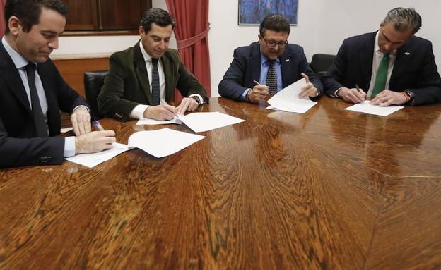 Los secretarios generales del PP, Teodoro García Egea (i), y de Vox, Francisco Javier Ortega Smith (d), firman junto a los líderes andaluces del PP, Juanma Moreno (2i) y de Vox, Francisco Serrano (2d), el acuerdo para permitir la investidura. 