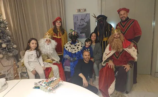 Andrés Iniesta y su familia, en la polémica fotrografía. 