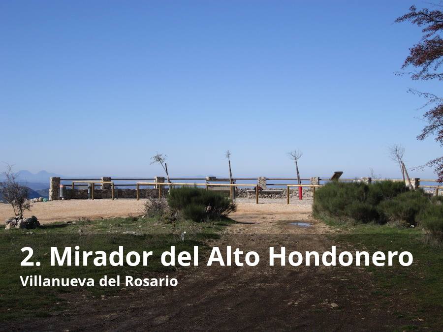 En el camino desde el pueblo hacia la cima más elevada del Arco Calizo Central, la cumbre del Chamizo, se encuentra este balcón natural que permite disfrutar de unas bonitas vistas panorámicas. Lo idóneo para llegar hasta allí es hacer una ruta de senderismo que parte desde la ermita de la Virgen del Rosario y llega hasta allí en poco más de una hora a un ritmo sosegado. Lee el reportaje completo  aquí