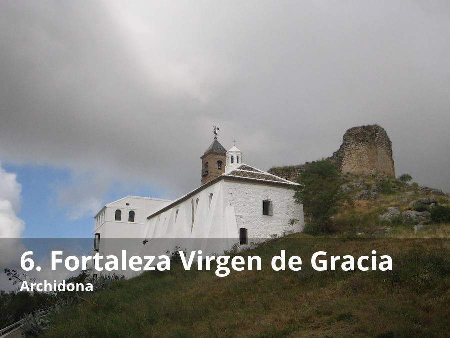 Sobre un cerro que domina visualmente buena parte de la Vega de Antequera, se encuentra la fortaleza donde, según la tradición oral, comienza la famosa leyenda de los Enamorados. Aún se conservan bastantes partes de aquel recinto amurallado, que todavía hoy se antoja inexpugnable. Desde muchos de sus rincones se ve con nitidez la Peña de los Enamorados, la misma que se describe en la famosa Leyenda de los Enamorados como trágico final de Tello y Tagzona. Las vistas panorámicas y los restos de la antigua fortaleza no son las únicas motivaciones que deben llevar al visitante hasta esta colina por un sinuoso carril asfaltado, ya que allí se erige la ermita de la Virgen de Gracia, construida sobre la antigua mezquita. Todavía hoy se conservan en su interior algunos de los rasgos arquitectónicos del templo árabe. Los más atrevidos podrán hacer una subida cargada de adrenalina a través de una vertiginosa vía ferrata. Lee el reportaje completo  aquí