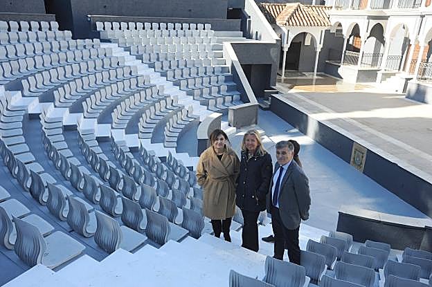 Ángeles Muñoz visitó ayer el recinto junto al edil de Obras, Javier García, y la directora general de Cultura de Marbella, Carmen Díaz. 