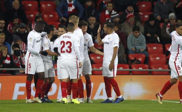 Los jugadores del Sevilla celebran el gol de Nolito.