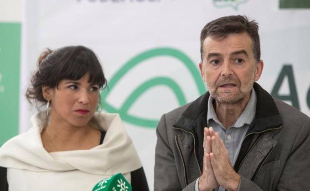 La coordinadora de Podemos Andalucía, Teresa Rodríguez, junto al coordinador de Izquierda Unida Andalucía, Antonio Maíllo,, este miércoles. 