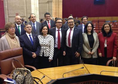 Imagen secundaria 1 - Susana Díaz, el 27 de diciembre al constituirse el Parlamento de Andalucía. Los doce de Vox, partido que logró por primera vez representación en un Parlamento. La presidenta del Parlamento andaluz, Marta Bosquet, de Ciudadanos. 