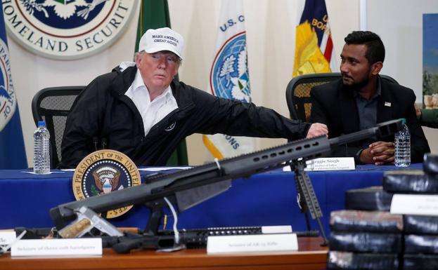 Un rifle Barret M82 calibre 50 presidió la comparecencia de Trump en la frontera. Junto a él Reggie Singh, hermano del policía asesinado Ronil Singh.