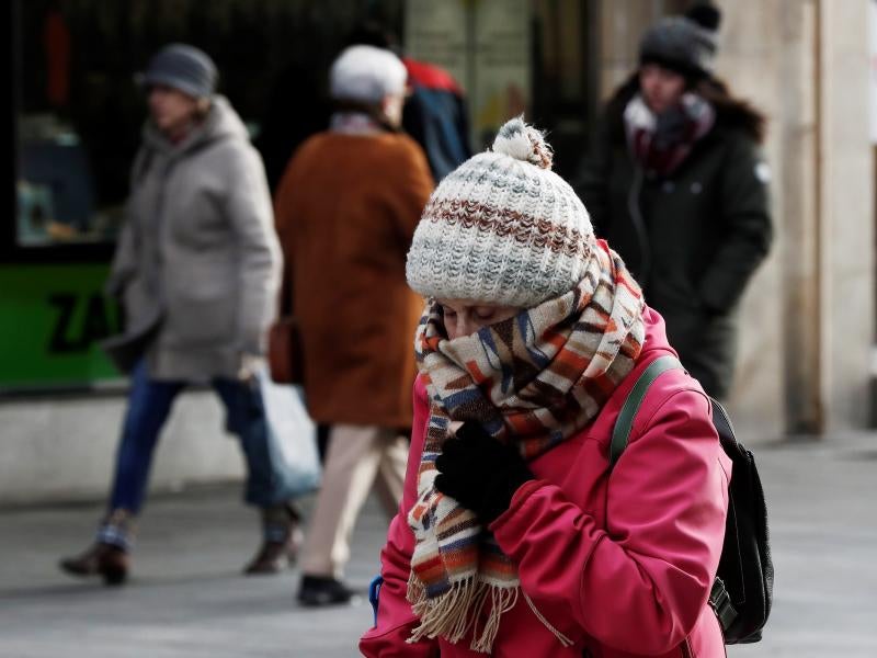 Fuentes heladas, termómetros bajos y mucha ropa de abrigo, lo más destacado en ciudades como Valencia, Pamplona, León, Ourense o Ávila