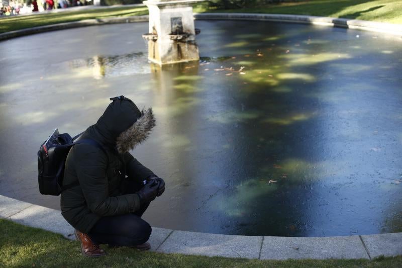 Fuentes heladas, termómetros bajos y mucha ropa de abrigo, lo más destacado en ciudades como Valencia, Pamplona, León, Ourense o Ávila