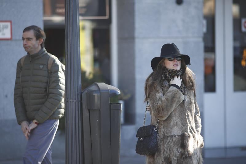 Fuentes heladas, termómetros bajos y mucha ropa de abrigo, lo más destacado en ciudades como Valencia, Pamplona, León, Ourense o Ávila