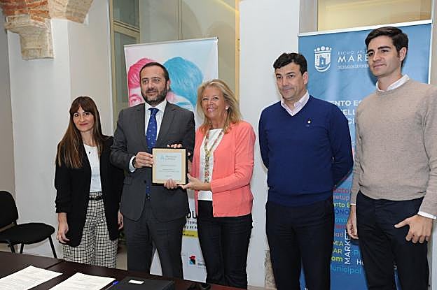 Momento de la formalización de la adhesión, ayer, en el Vivero de Empresas de Marbella. 