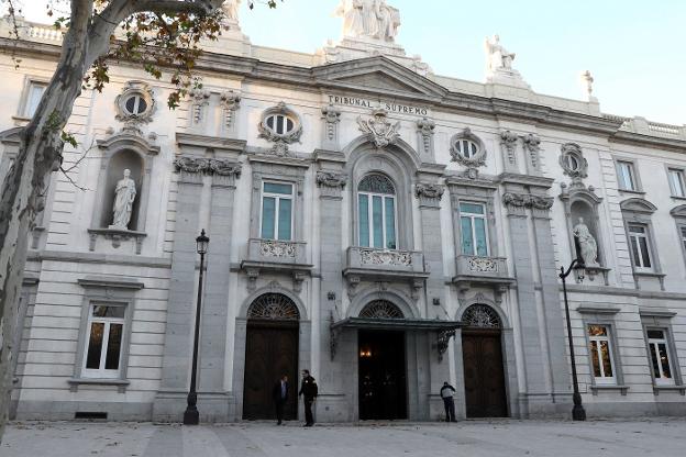 Fachada principal del Tribunal Supremo en la plaza Villa de París de Madrid. :: ballesteros/efe
