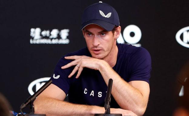 El tenista Andy Murray habla en conferencia de prensa en el marco del Abierto de Australia, en Melbourne.