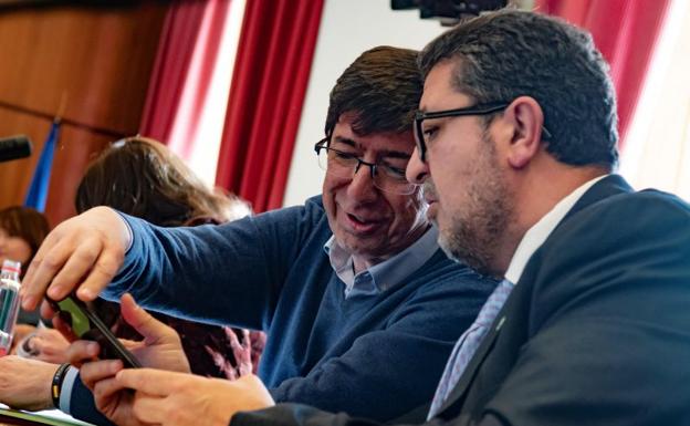 Marín (Ciudadanos) y Serrano (Vox), conversan ayer durante la reunión de la Junta de Portavoces del Parlamento andaluz. 