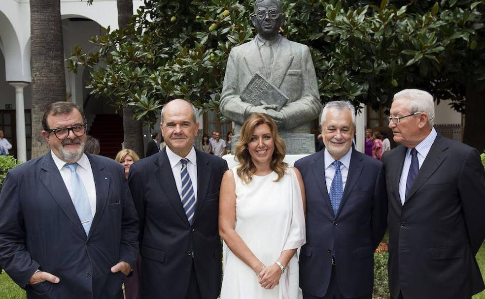 Susana Díaz el día de su primera investidura como presidenta de la Junta en septiembre de 2013, flanqueada por sus antecesores (de izquierda a derecha) José Rodríguez de la Borbolla, Manuel Chaves, José Antonio Griñán y Rafael Escuredo, delante del monumento a Blas Infante en el Parlamento.