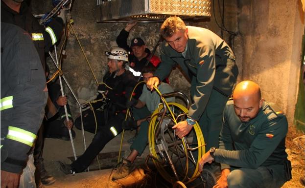 Efectivos de bomberos y Guardia Civil, durante el rescate en Albacete hace cuatro años.